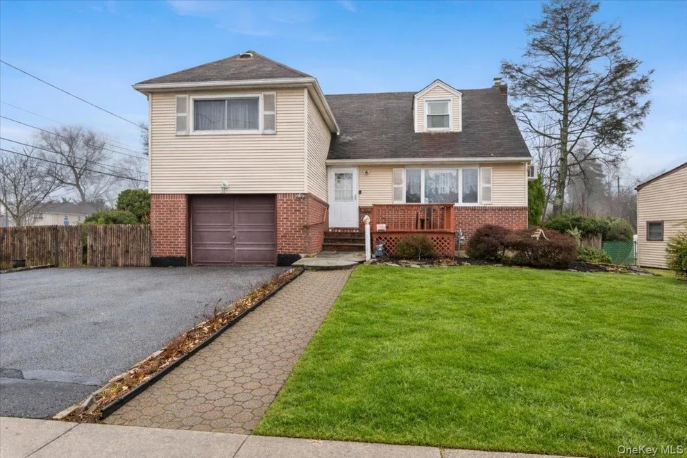Unit for sale at 6 Gateway Street, Oyster Bay, NY 11714