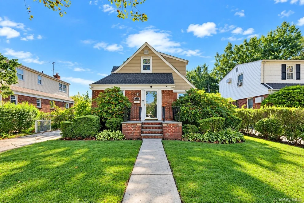 Unit for sale at 135 Sperry Boulevard, North Hempstead, NY 11040