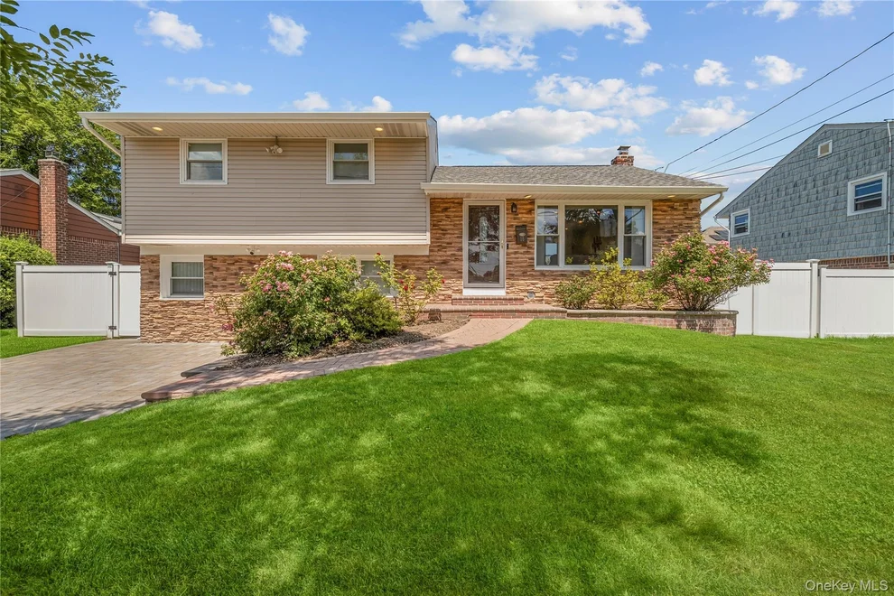 Unit for sale at 16 Cumberland Road, Oyster Bay, NY 11753