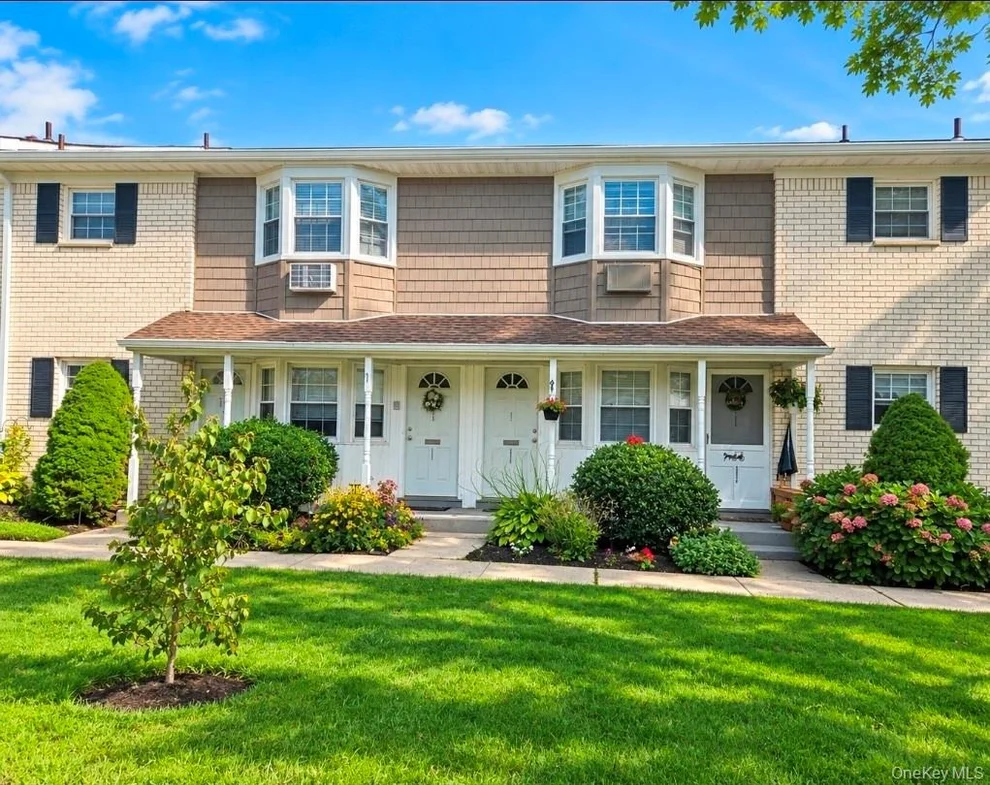 Unit for sale at 3909 Wilshire Lane, Islip, NY 11769