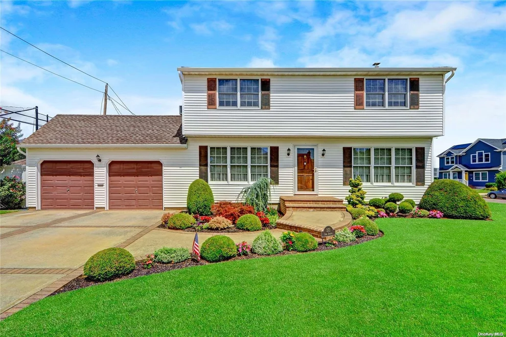 Unit for sale at 371 N Iowa Avenue, Oyster Bay, NY 11758