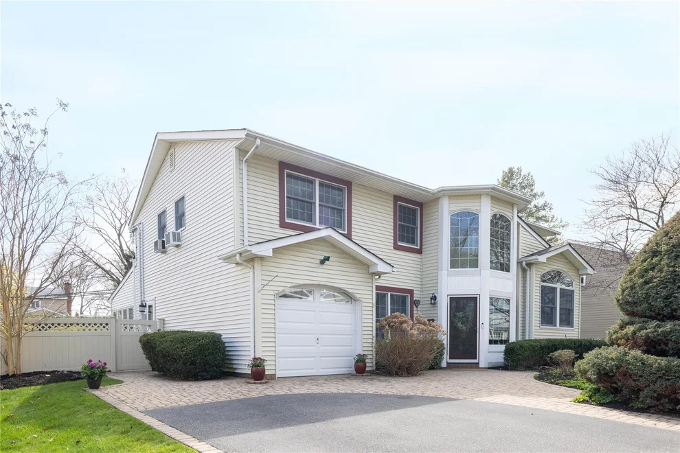 Unit for sale at 8 Pequa Lane, Smithtown, NY 11725