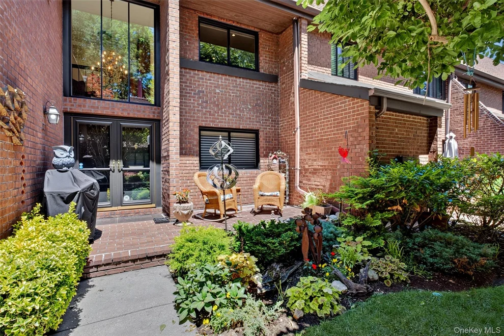 Unit for sale at 20 Fox Ridge, North Hempstead, NY 11576