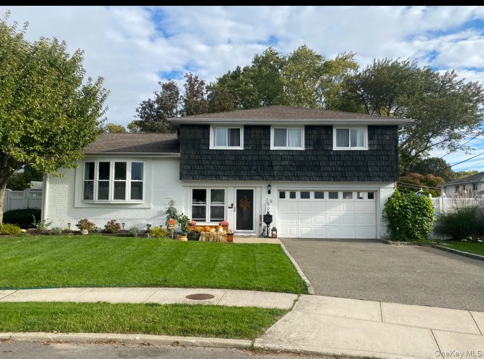 Unit for sale at 29 Fox Court, Oyster Bay, NY 11801