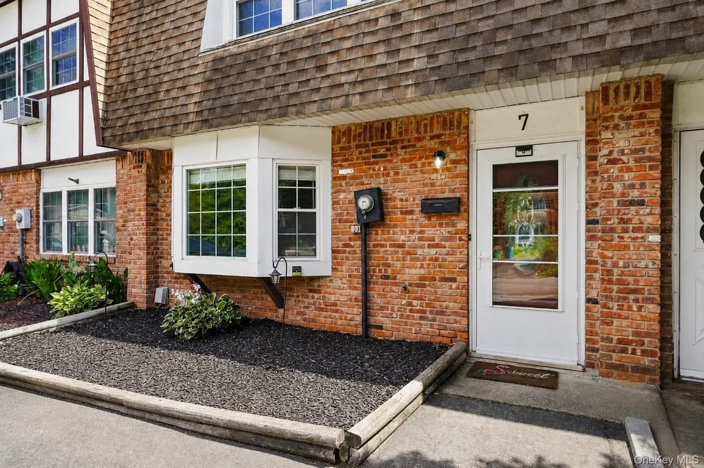 Photo of 7 Roundtree Court, Beacon, NY 12508