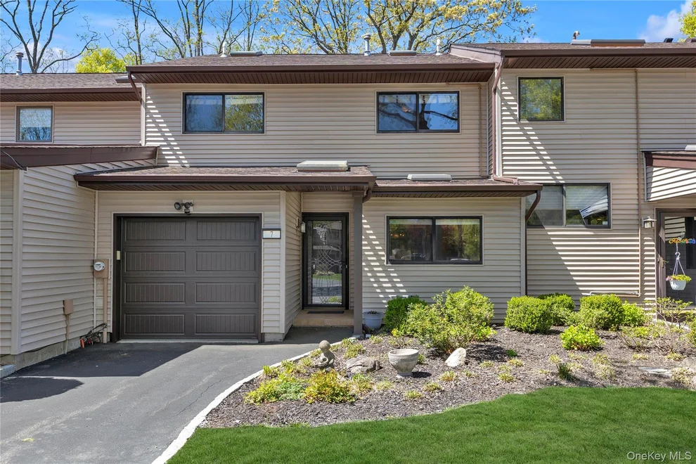 Unit for sale at 7 Northgate Court, Huntington, NY 11747