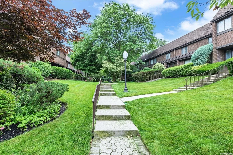 Unit for sale at 62 Acorn Ponds Drive, North Hempstead, NY 11576