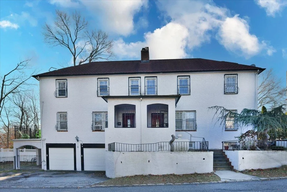 Unit for sale at 11 Floyd Place, North Hempstead, NY 11024