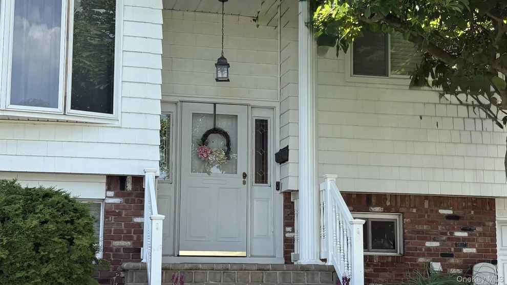 Unit for sale at 202 W End Avenue, Oyster Bay, NY 11758