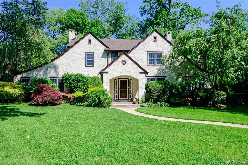 Unit for sale at 11 Myrtle Drive, North Hempstead, NY 11021