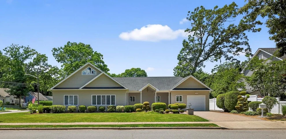 Unit for sale at 1 Bedford Avenue, Oyster Bay, NY 11758