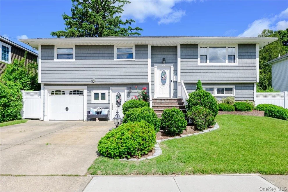 Unit for sale at 12 Northern Parkway E, Oyster Bay, NY 11803