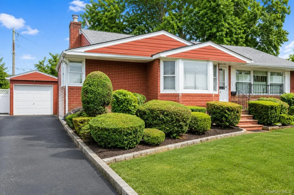 Unit for sale at 53 Berkshire Road, Oyster Bay, NY 11801