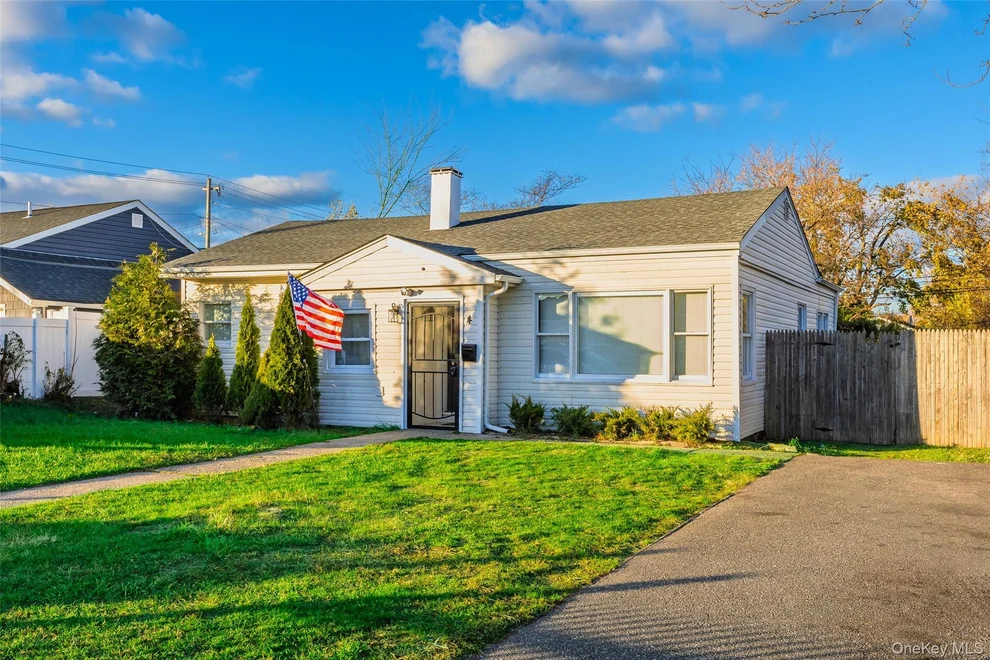 Unit for sale at 4 Somerset Road N, Babylon, NY 11701