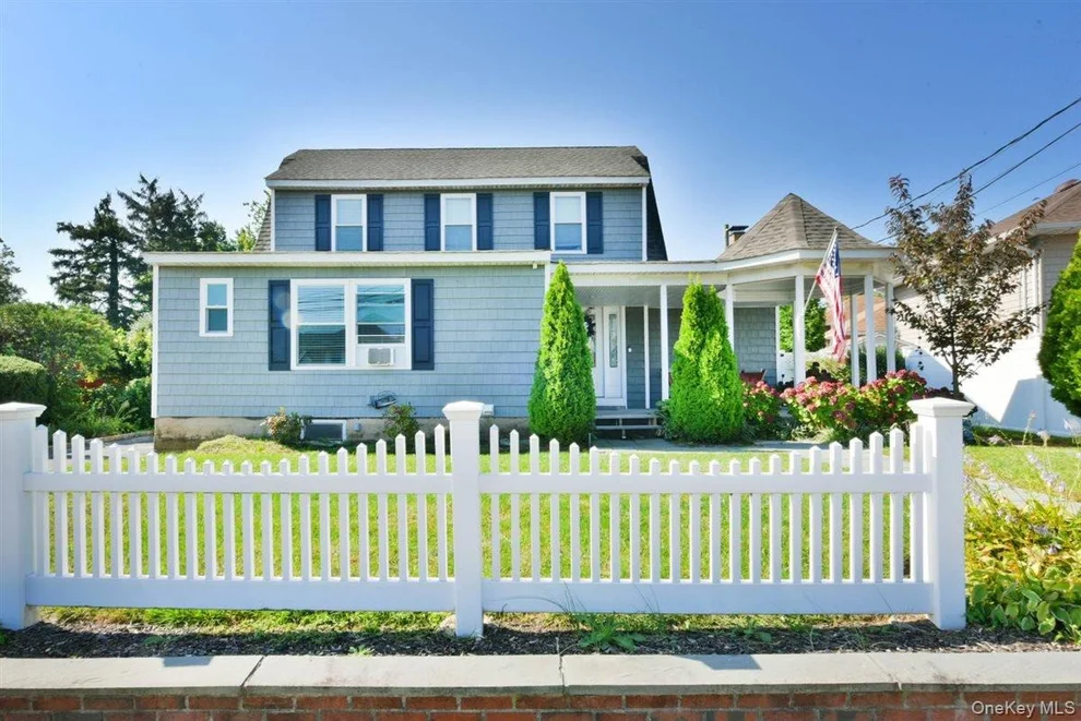 Unit for sale at 3 Berryhill Lane, Oyster Bay, NY 11714