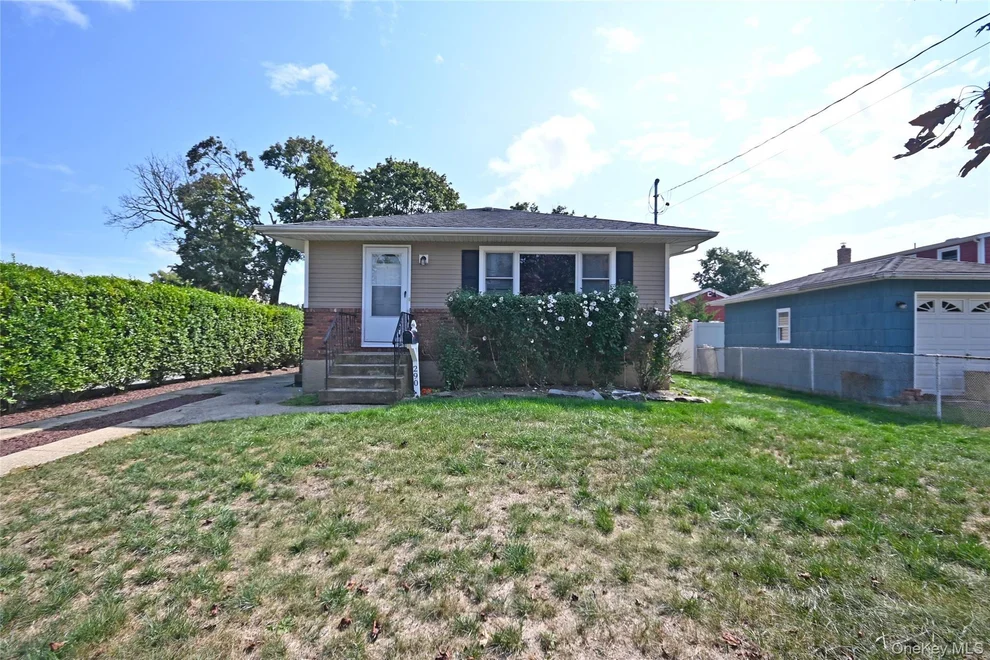Unit for sale at 290 EASTERN Parkway, Oyster Bay, NY 11735