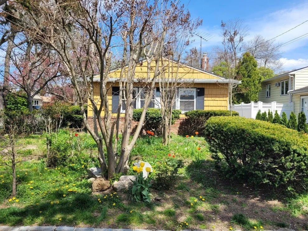 Unit for sale at 8 Sintsink Drive W, North Hempstead, NY 11050