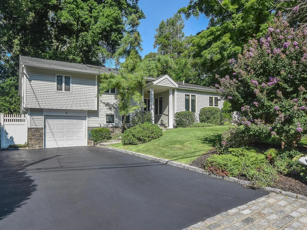 Unit for sale at 3 Orchard Lane, Oyster Bay, NY 11579
