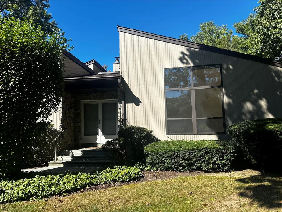 Unit for sale at 2 Doral Drive, North Hempstead, NY 11030