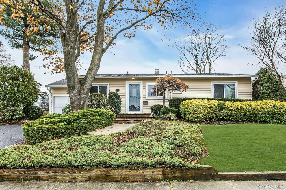 Unit for sale at 27 Abbey Lane, Oyster Bay, NY 11803