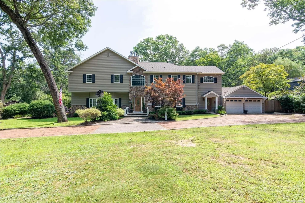 Unit for sale at 31 Croft Lane, Smithtown, NY 11787