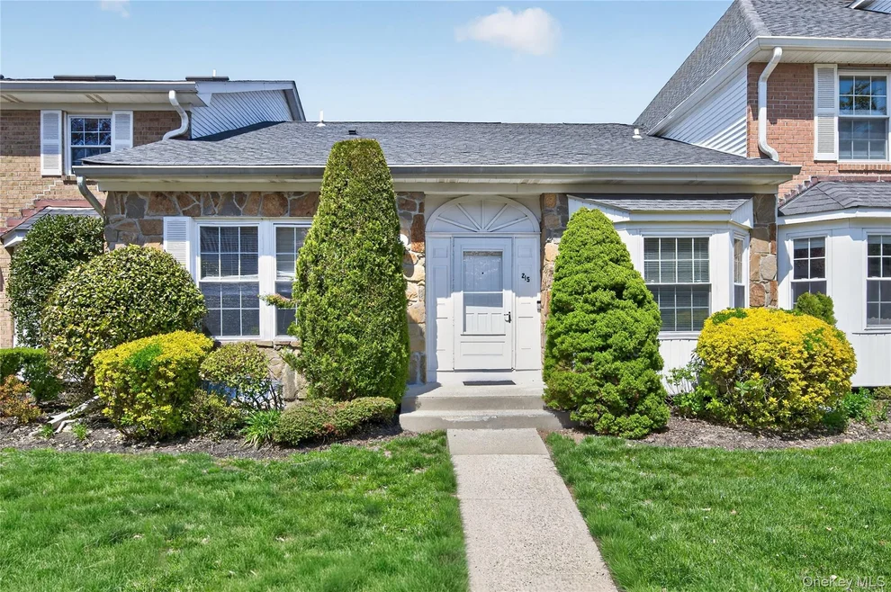 Unit for sale at 215 Summit Way, Oyster Bay, NY 11791
