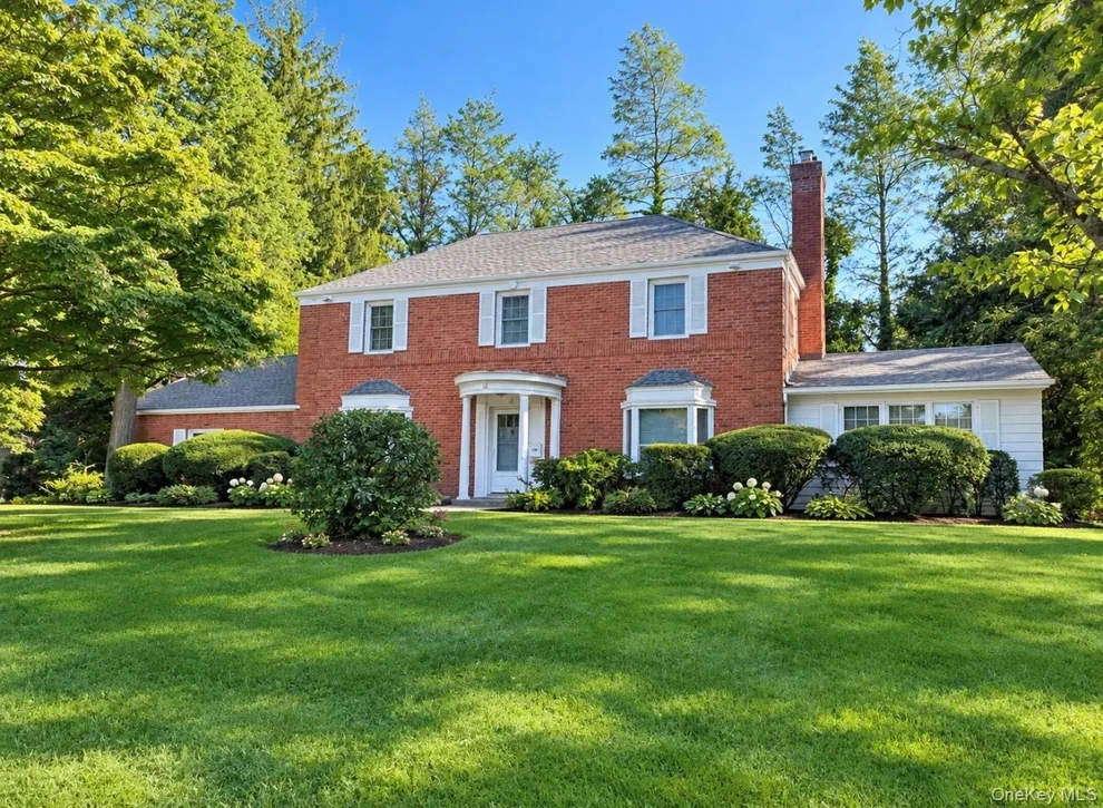 Unit for sale at 16 Birch Hill Road, North Hempstead, NY 11020