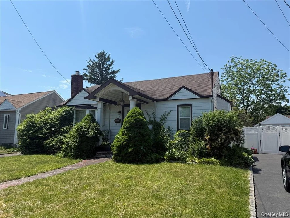 Unit for sale at 218 Park Avenue, Oyster Bay, NY 11801