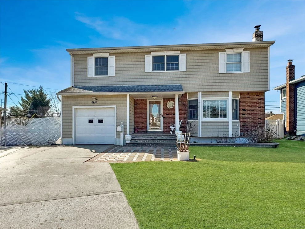 Unit for sale at 8 Patricia Court, Oyster Bay, NY 11714