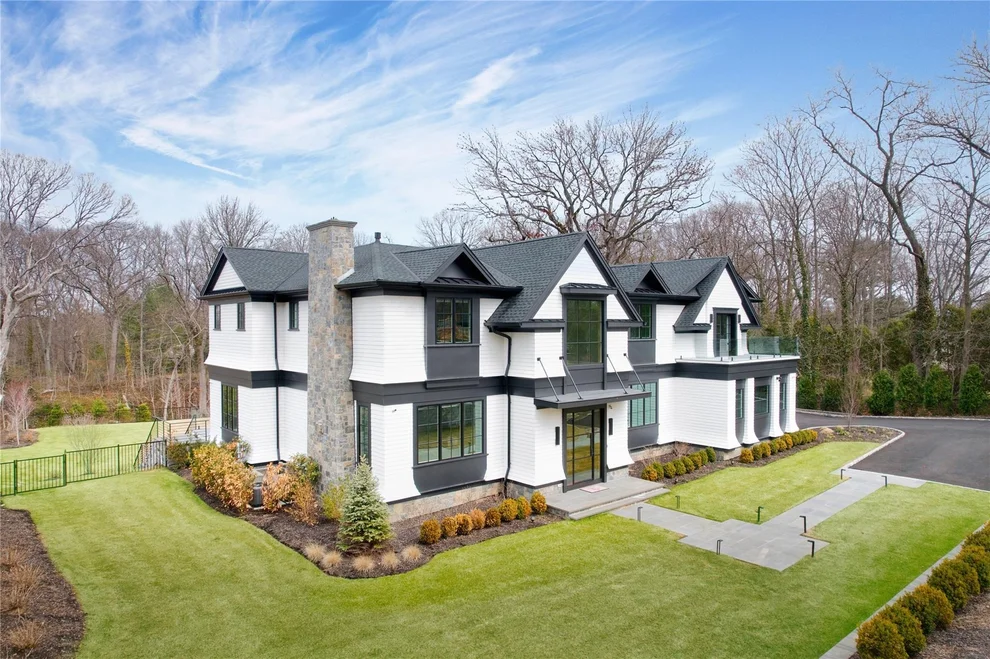 Unit for sale at 95 Spruce Street, North Hempstead, NY 11576