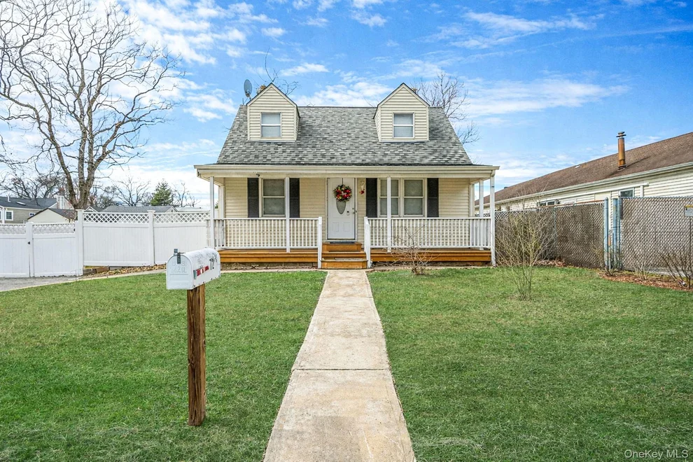 Unit for sale at 72 Crown Street, Babylon, NY 11729