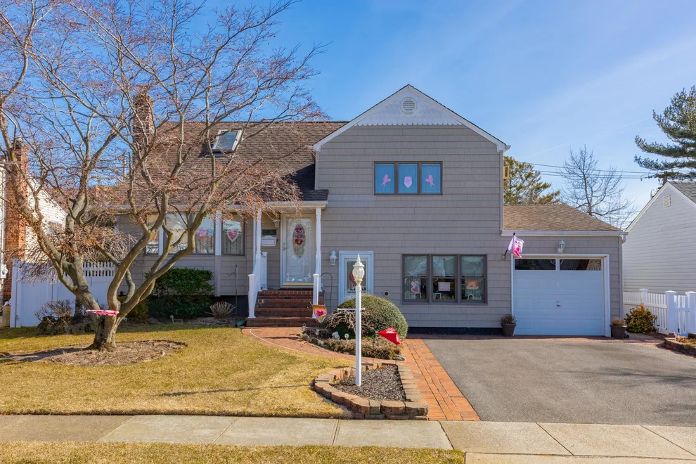 Unit for sale at 73 Eastgate Road, Oyster Bay, NY 11762