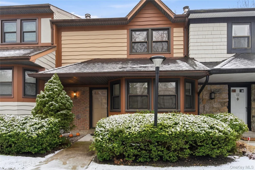 Unit for sale at 10 Hampton Way, Oyster Bay, NY 11797
