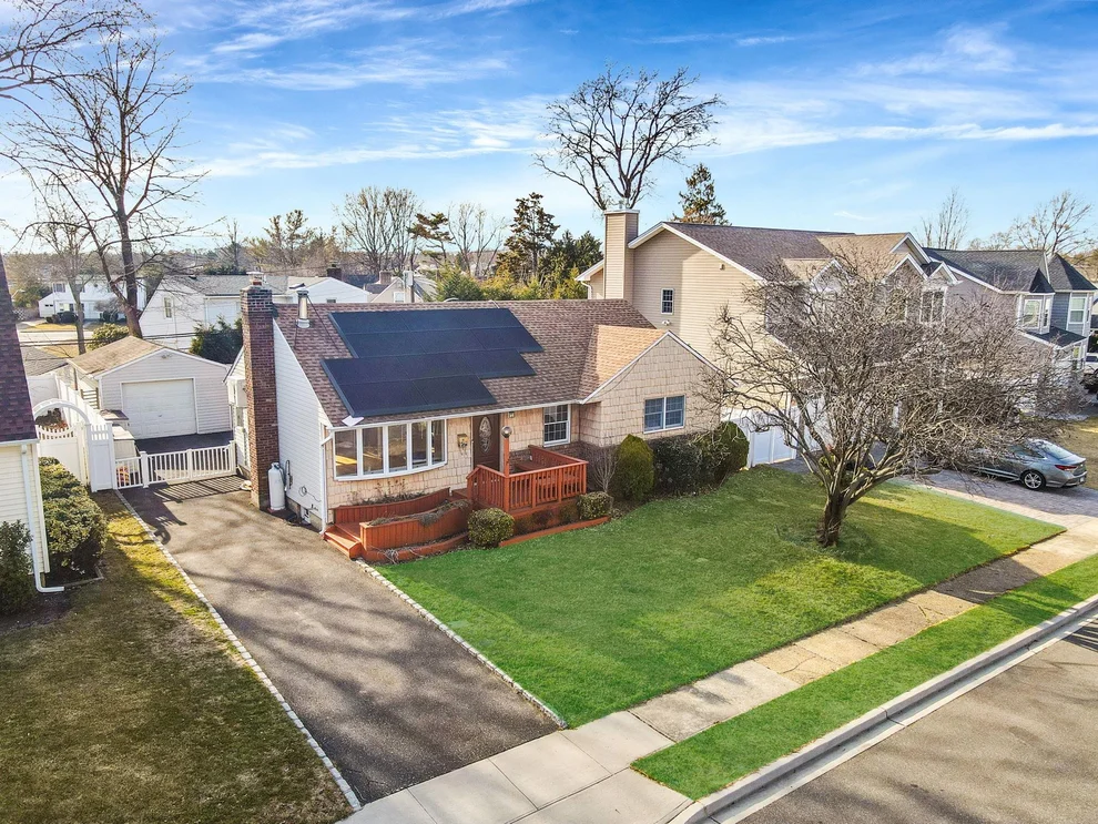 Unit for sale at 12 Cheshire Avenue, Oyster Bay, NY 11791