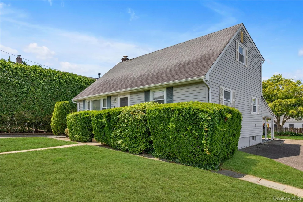 Unit for sale at 3 Avenue B, Oyster Bay, NY 11560