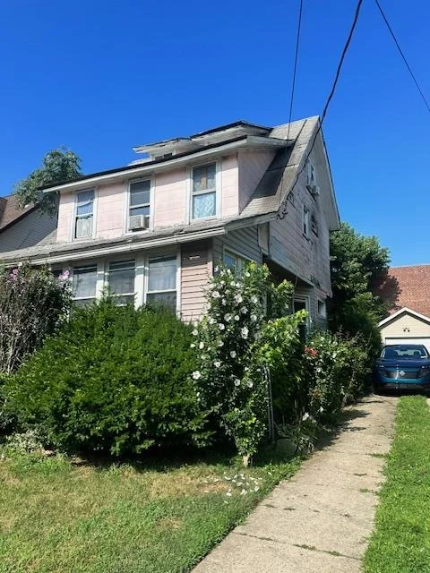 Unit for sale at 87 Roosevelt Place, North Hempstead, NY 11501