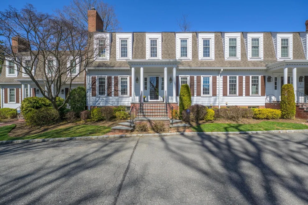 Unit for sale at 2 Duke Of Gloucester, North Hempstead, NY 11030