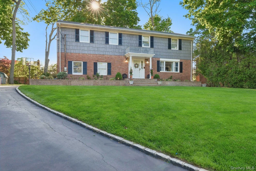Unit for sale at 3 Camsanette Court, Oyster Bay, NY 11542