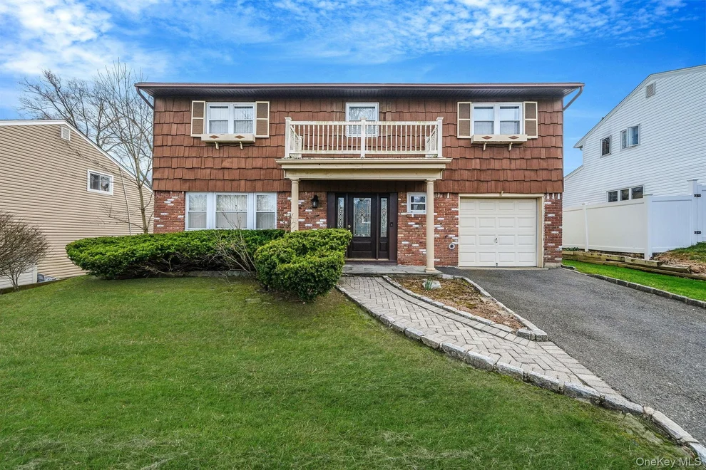 Unit for sale at 19 Woodoak Lane, Huntington, NY 11743