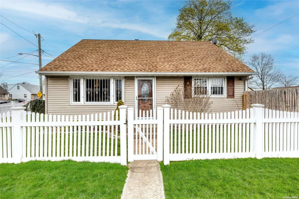 Unit for sale at 115 Great East Neck Road, Babylon, NY 11704