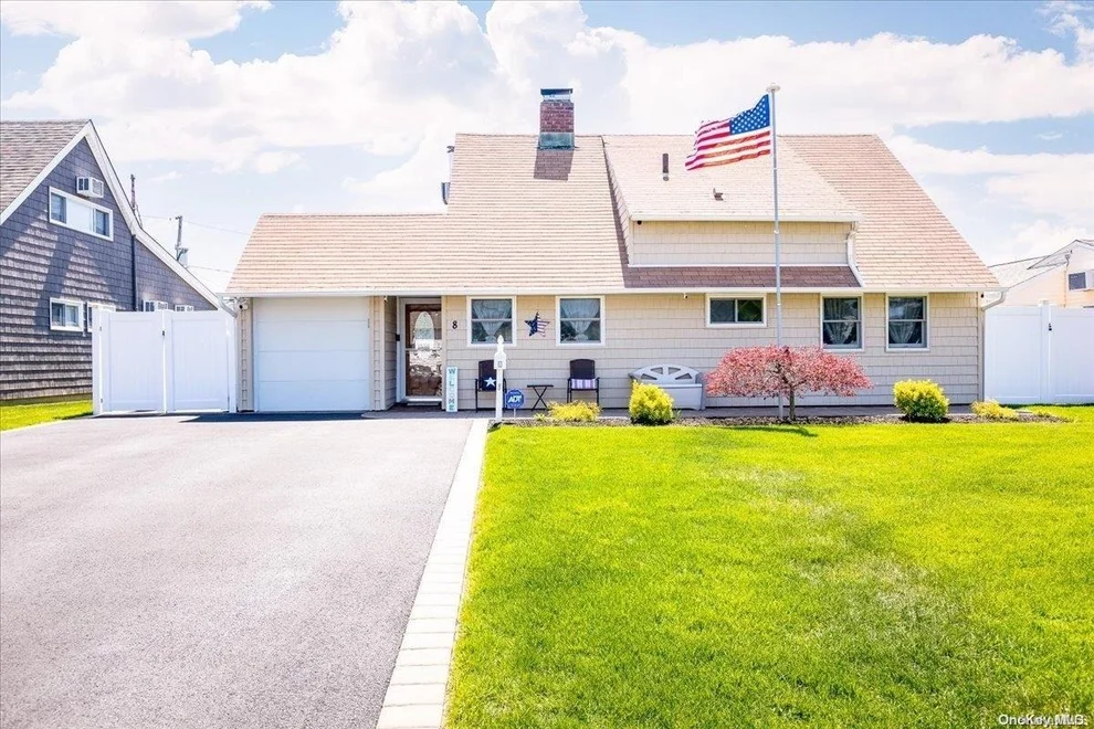 Unit for sale at 8 Serpentine Lane, Hempstead, NY 11756