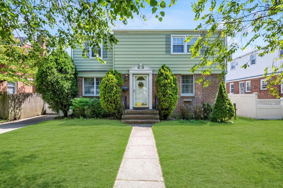 Unit for sale at 154 Strattford Road, North Hempstead, NY 11040
