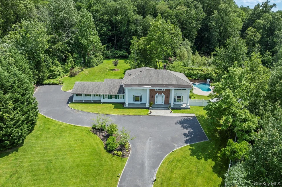 Unit for sale at 25 Montrose Court, North Hempstead, NY 11576