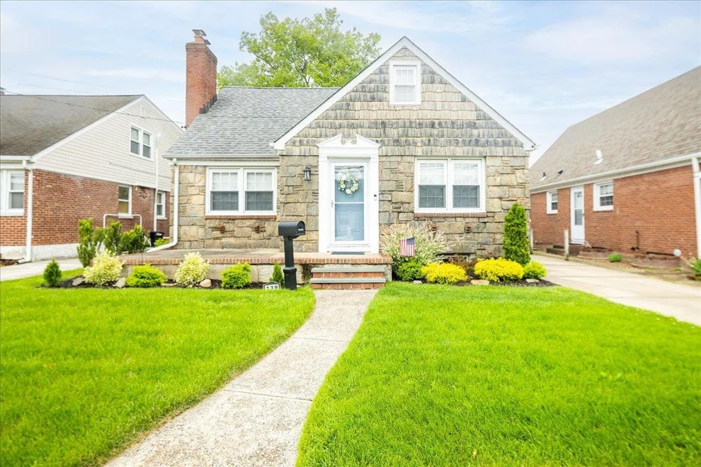 Unit for sale at 139 Euston Road S, Hempstead, NY 11552
