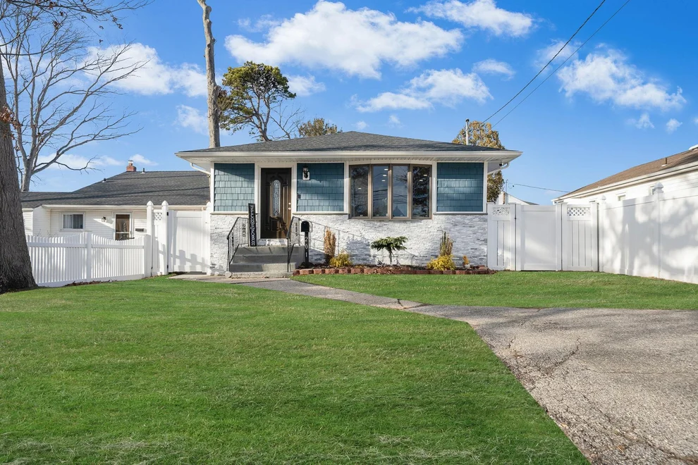 Unit for sale at 201 Woods Road, Babylon, NY 11703