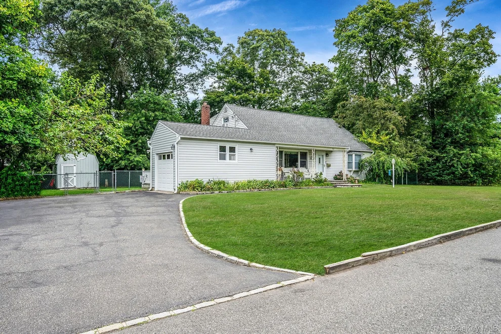 Unit for sale at 462 Bayport Avenue, Islip, NY 11705
