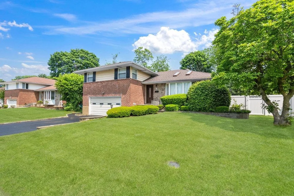 Unit for sale at 18 Birchwood Park Drive, Oyster Bay, NY 11791