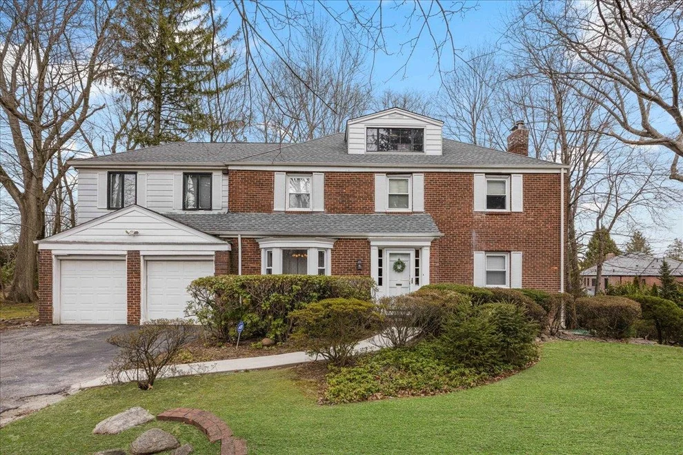 Unit for sale at 11 Blenheim Drive, North Hempstead, NY 11030