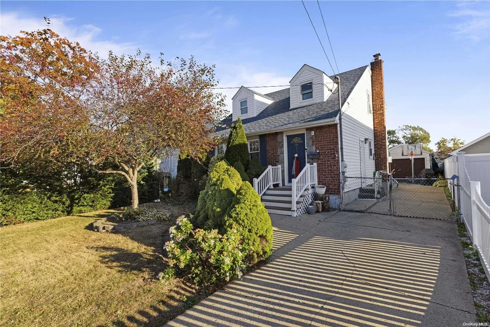 Unit for sale at 114 Broadmoor Lane, North Hempstead, NY 11590