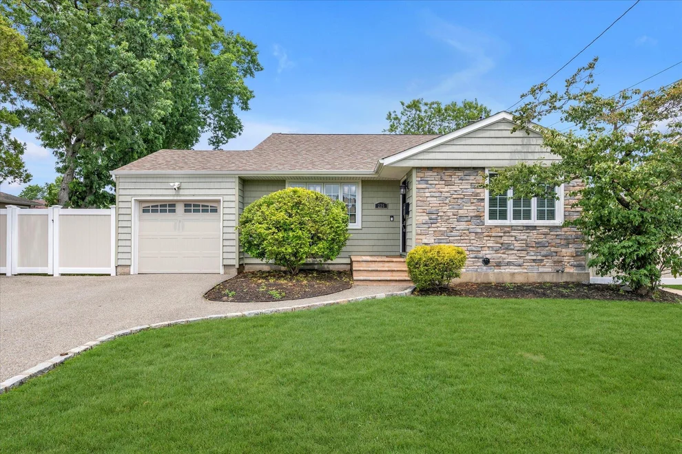 Unit for sale at 225 Violet Street, Oyster Bay, NY 11762